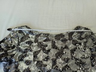 Vestido de lentejuelas negro y plateado