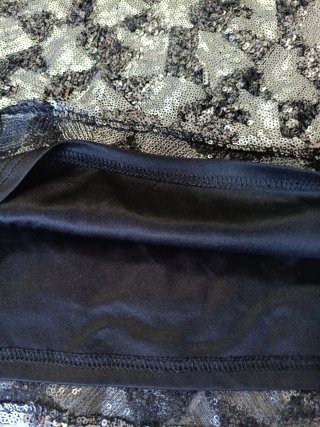 Vestido de lentejuelas negro y plateado