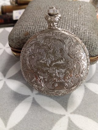 Reloj de Bolsillo Antiguo con Relieve de Barco