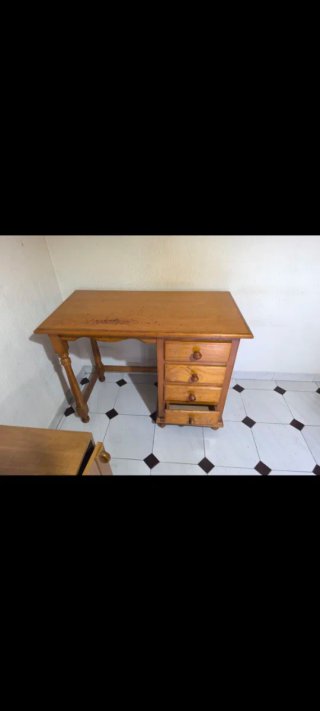 Escritorio de madera marrón