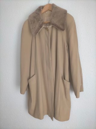 Abrigo beige mujer con cuello de pelo