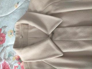 Abrigo beige mujer con cuello de pelo