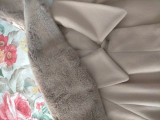 Abrigo beige mujer con cuello de pelo
