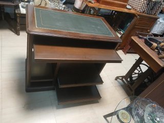 Escritorio de madera con tapa de cuero