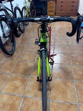 Bicicleta de carretera Cannondale carbono