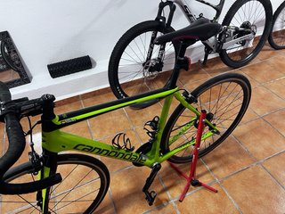 Bicicleta de carretera Cannondale carbono