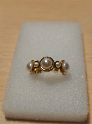Anillo dorado con perlas ajustable