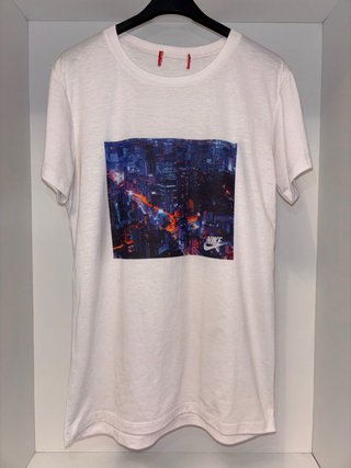 Camiseta Nike blanca con gráfico urbano