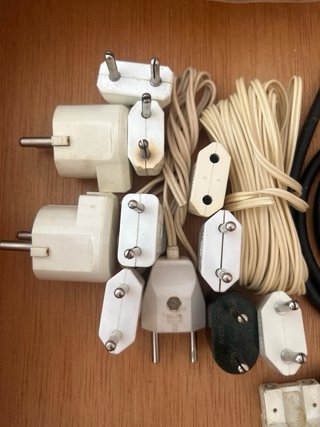 Lote electricidad, interruptores, clavijas,