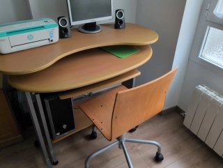 Mesa escritorio ordenador  y silla madera y metal.