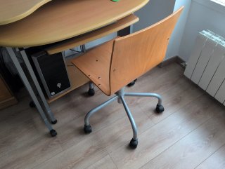 Mesa escritorio ordenador  y silla madera y metal.