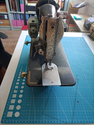 Máquina de coser antigua Alpha