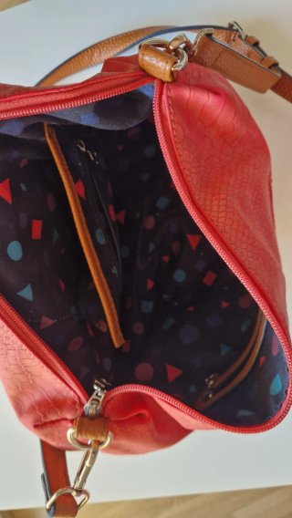 Bolso DESIGUAL rojo con estampado. COMO NUEVO