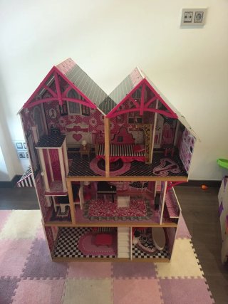 Casa de muñecas de madera