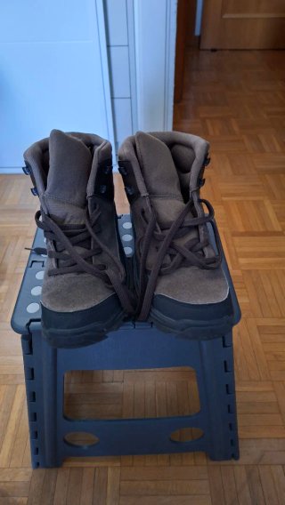 Botas de montaña marrones y negras
