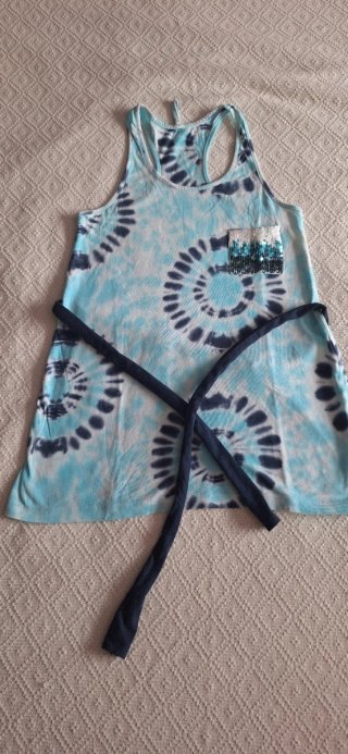 Camiseta tie-dye con cinturón