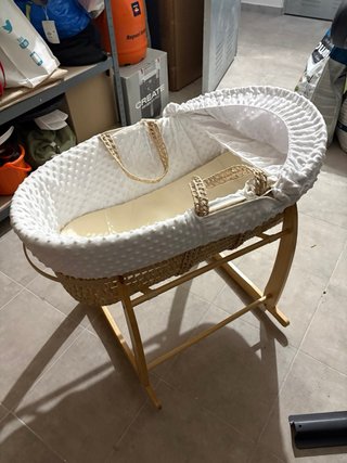 Moisés para bebé con soporte de madera