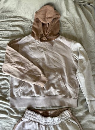 Conjunto Nike Sudadera y Pantalón Beige