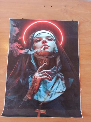 Póster Monja tatuada fumando con halo