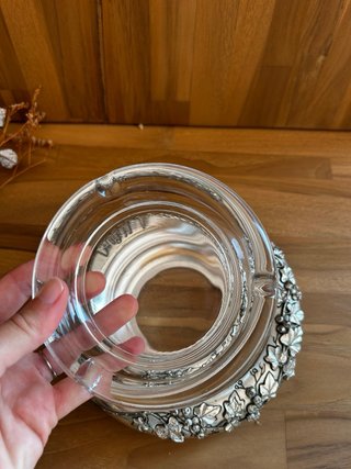 Cenicero de cristal y metal plateado