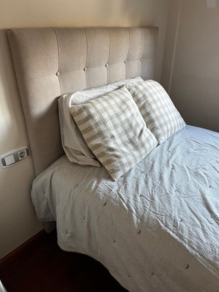 Cama individual tapizada beige