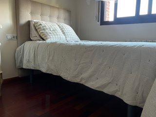 Cama individual tapizada beige