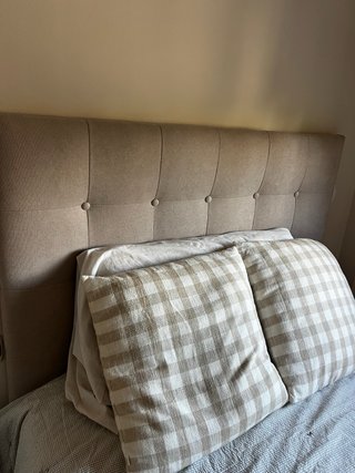 Cama individual tapizada beige