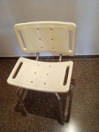 Silla de ducha blanca y plateada