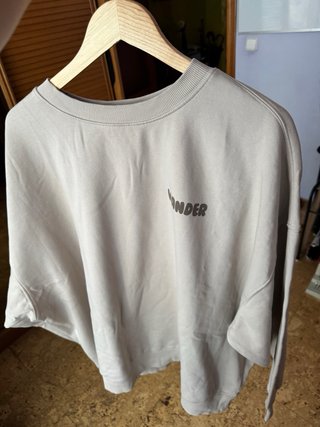 Sudadera blanca con estampado de corazón y alas