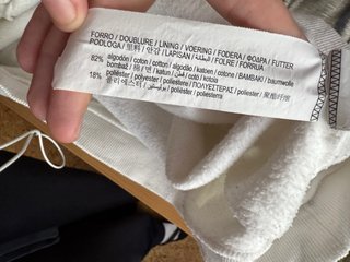 Sudadera blanca con estampado de corazón y alas