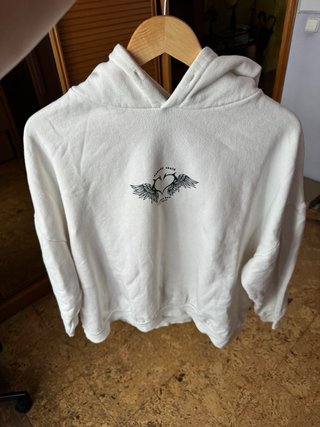 Sudadera blanca con estampado de corazón y alas