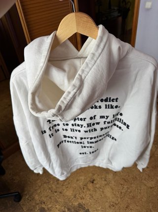 Sudadera blanca con estampado de corazón y alas