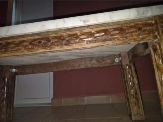 Mesa rústica mármol y madera tallada