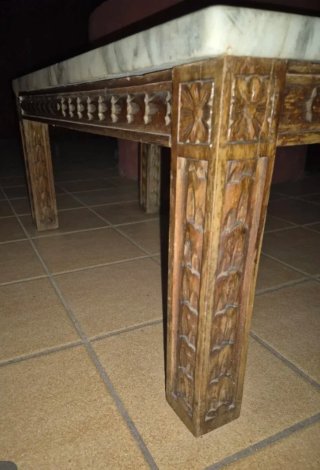 Mesa rústica mármol y madera tallada