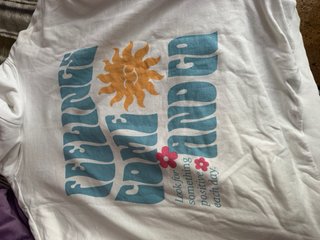 Sudadera blanca con sol sonriente