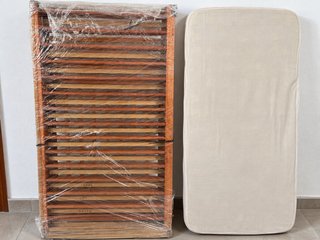 Cuna de madera con colchón