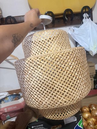 Lámpara de bambú tejida