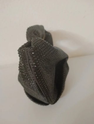 Bolso Zara negro apliques brillantes cadena dorada