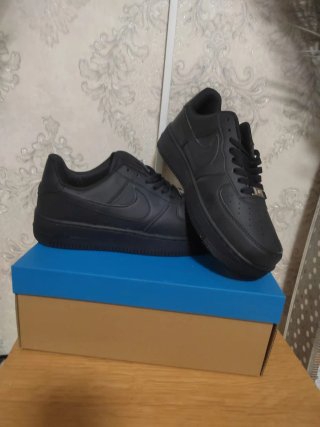 Lote de 8 cajas de zapatillas Nike y Adidas