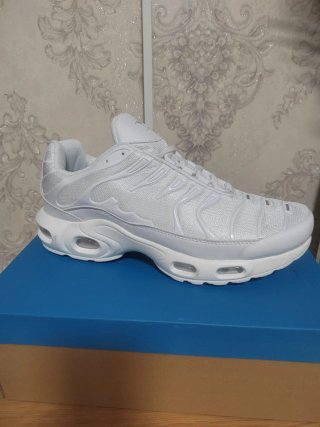 Lote de 8 cajas de zapatillas Nike y Adidas