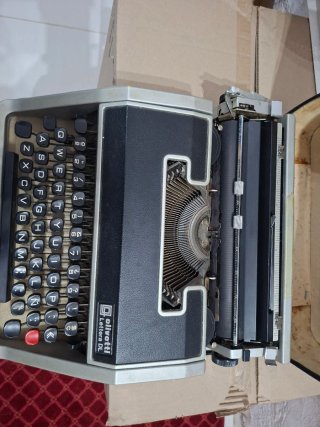 Máquina de escribir antigua con maletín