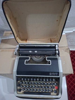 Máquina de escribir antigua con maletín