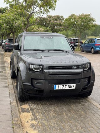 Land Rover Defender 2025