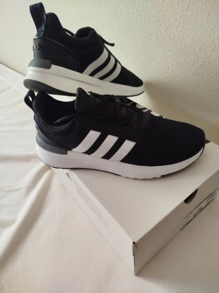 Zapatillas Adidas Negras y Blancas