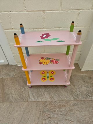 Estantería infantil con lápices