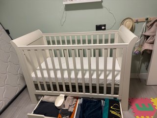 Cuna de bebé blanca con cajón