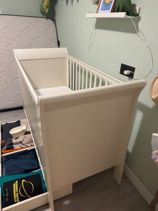 Cuna de bebé blanca con cajón