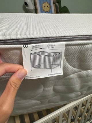 Cuna de bebé blanca con cajón