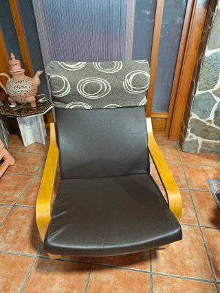 Sillón IKEA con estructura de madera tapizado