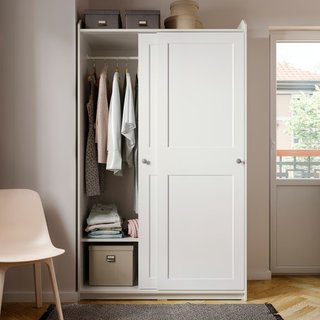 Guardaroba IKEA HAUGA con ante scorrevoli bianche
